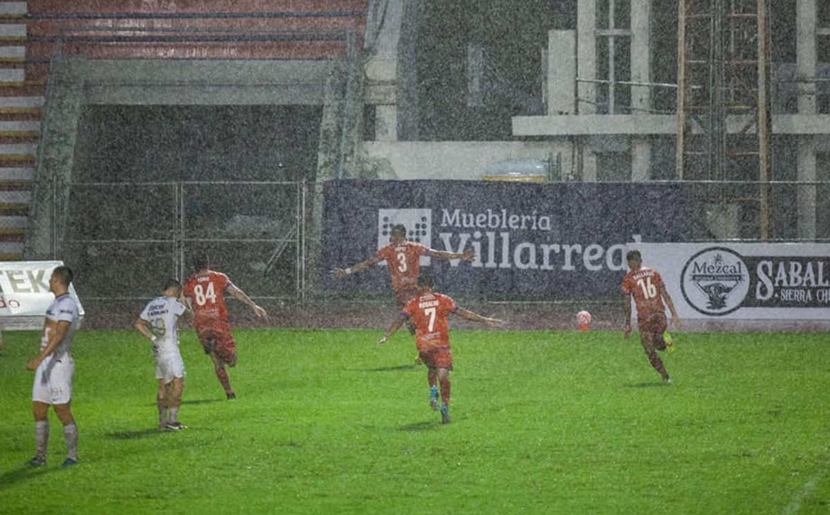 Correcaminos sacó el triunfo ante Pumas Tabasco en medio de un aguacero.
