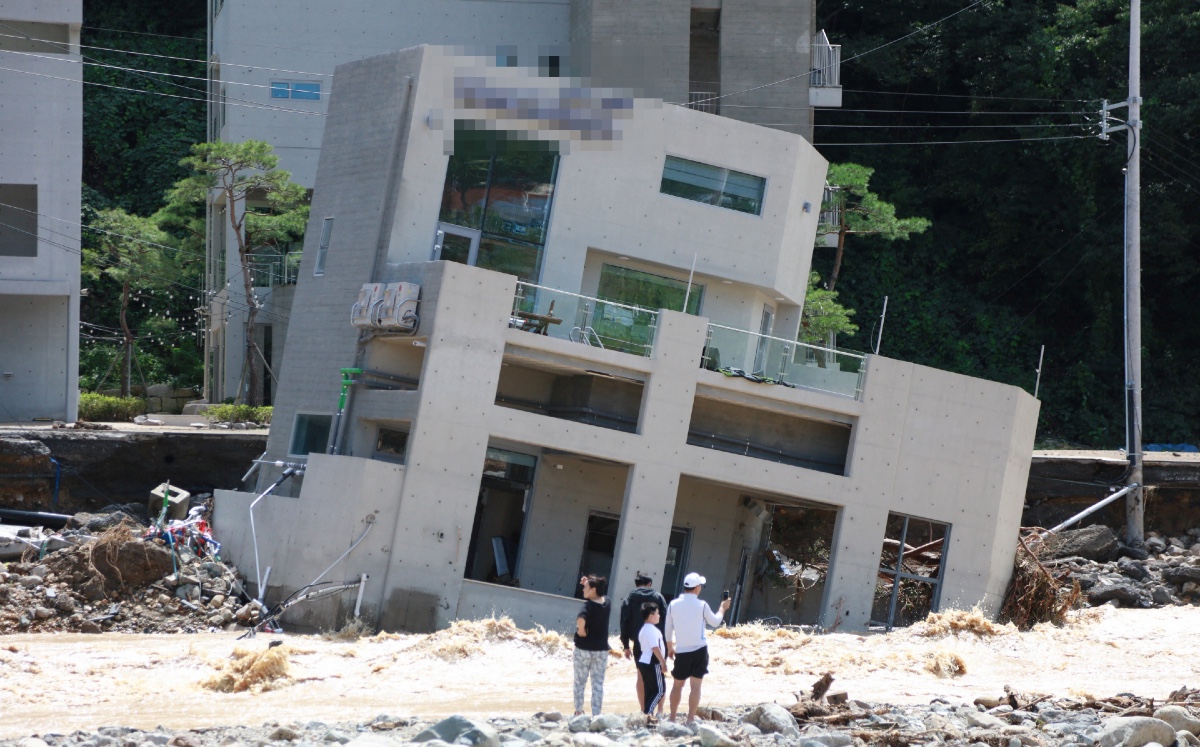 Daños dejados en Corea del Sur por el tifón 'Hinnamnor'. (Reuters)