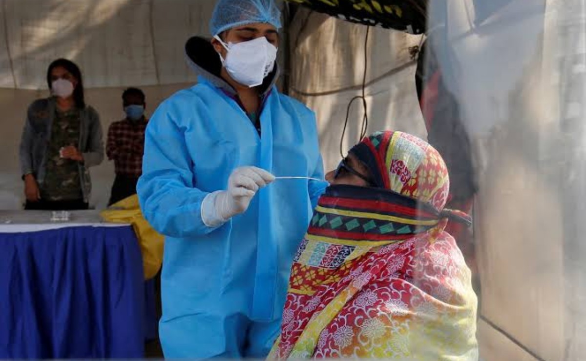 En India, los contagios de covid-19 saturaron los servicios. | Archivo, Reuters