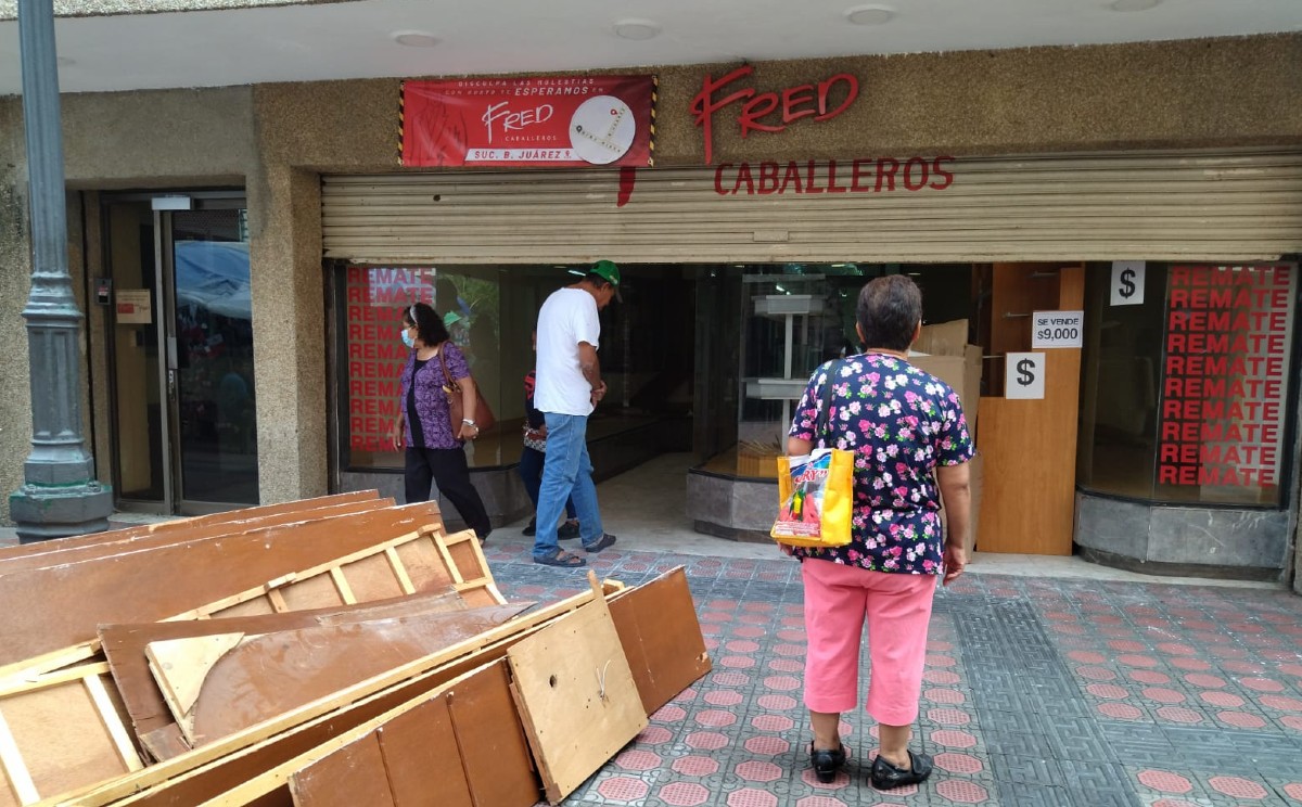La tienda Fred remató sus productos y mobiliarios al cerrar su local en el centro de Tampico. | Foto: Yazmín Sánchez