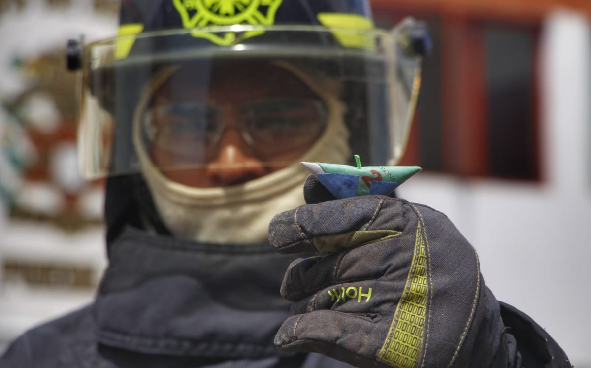 Bomberos realizan demostración sobre el uso de pirotecnia | Melanie Torres