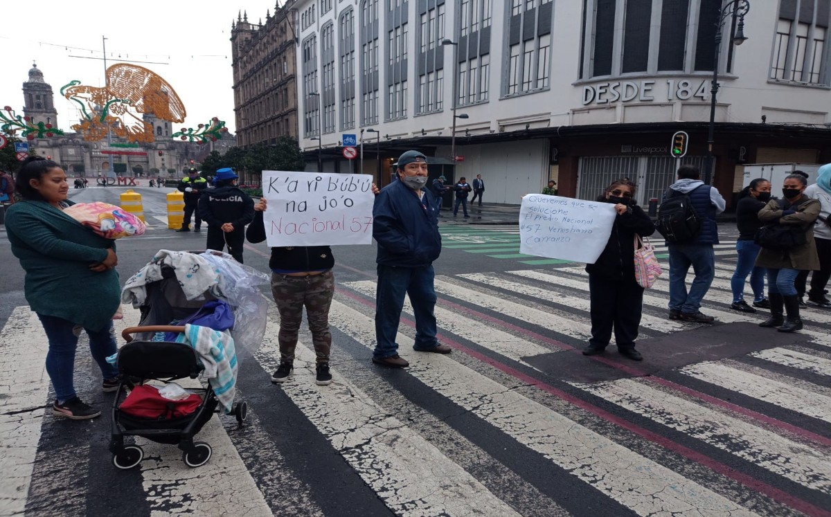 Con cartulinas y mantas, los manifestantes ocupan todos los carriles disponibles. | César Velázquez