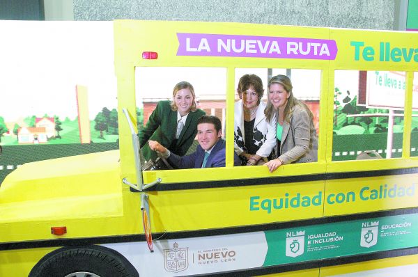 El mandatario estatal estuvo acompañado en el evento por su esposa Mariana Rodríguez, de Amar a Nuevo León, y de las secretarias de Educación y de Igu