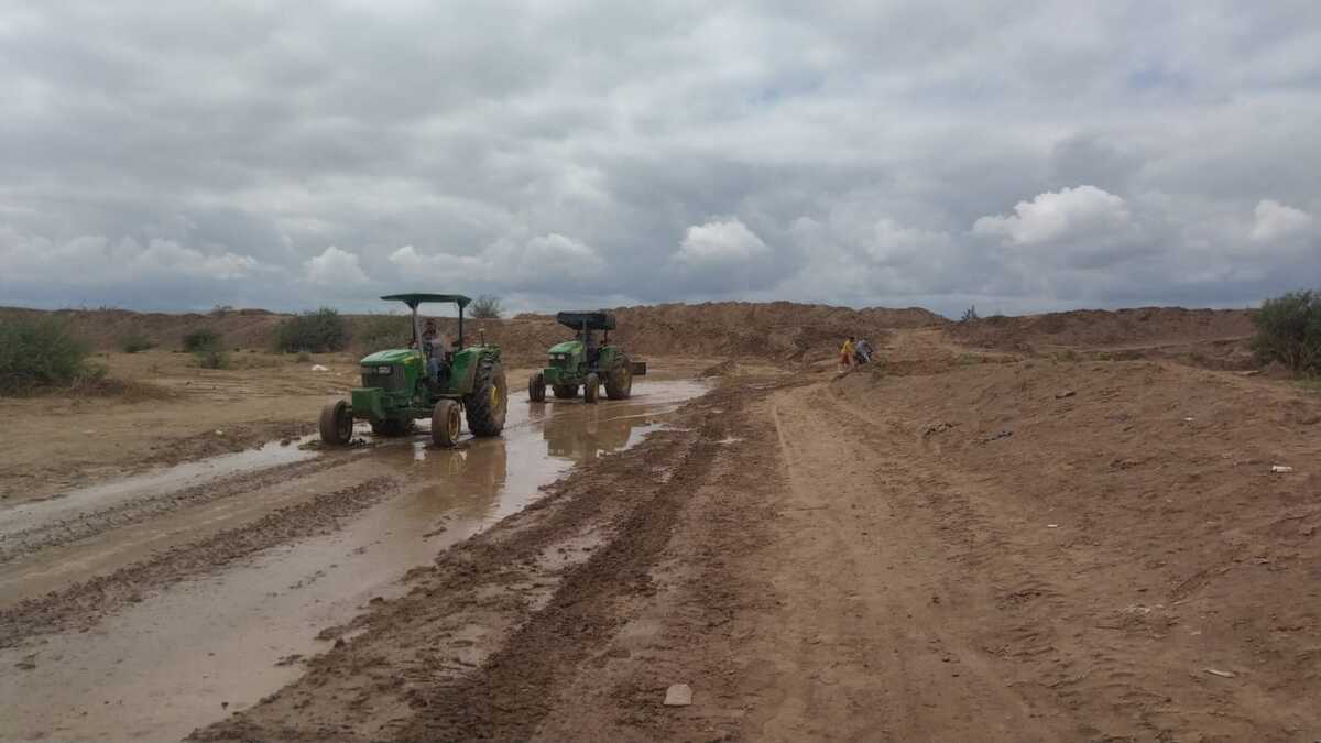 Con maquinaria pesada pusieron un gran bordo para contener el agua.