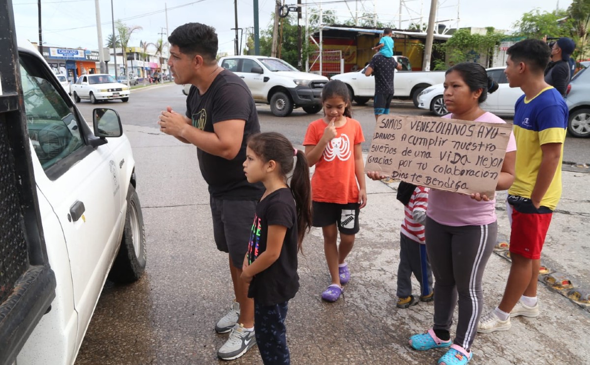 Migrantes venezolanos piden recursos en Tamaulipas para llegar a EU