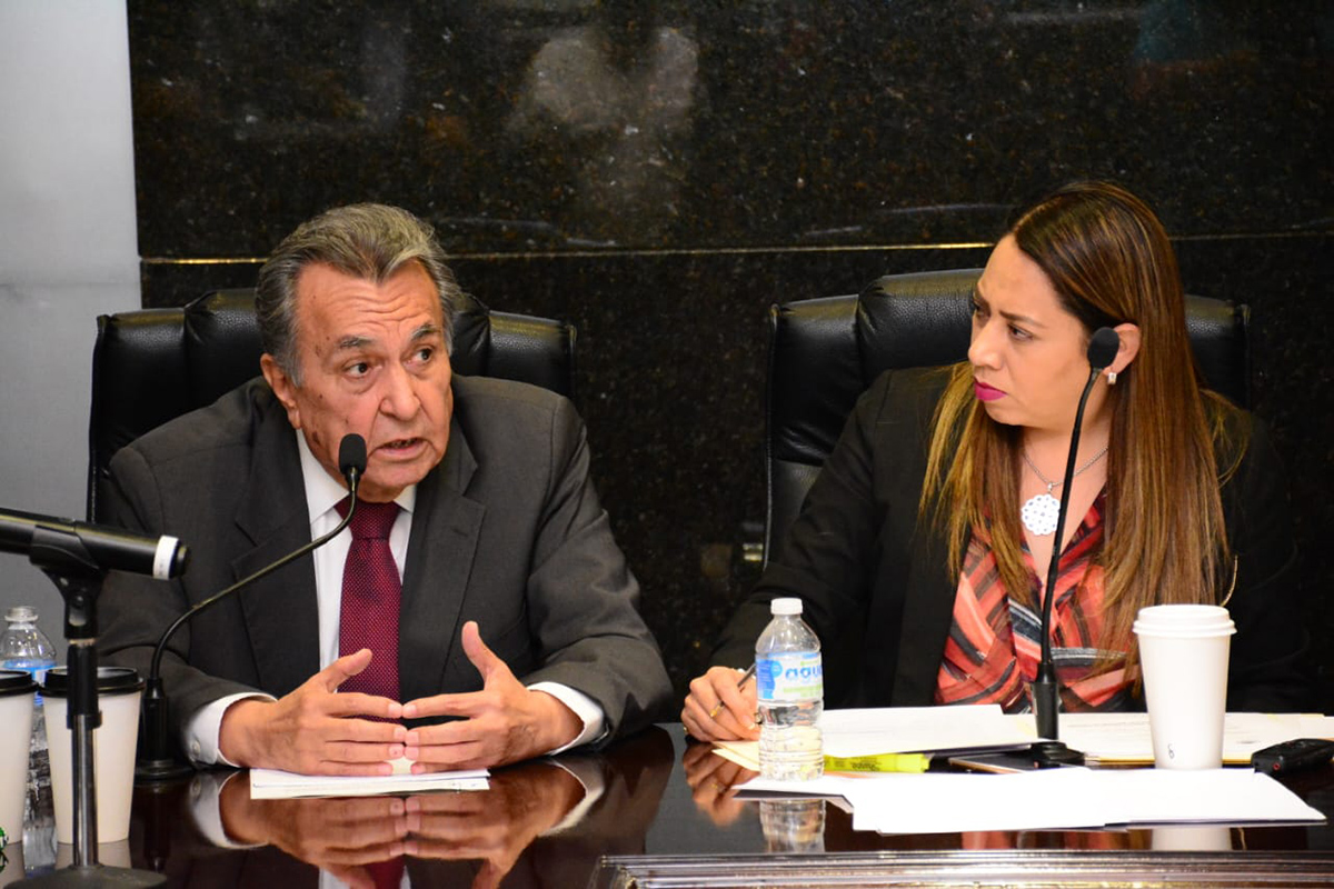 Cuestionan a secretario de educación por adeudos con maestros en Durango. | Especial