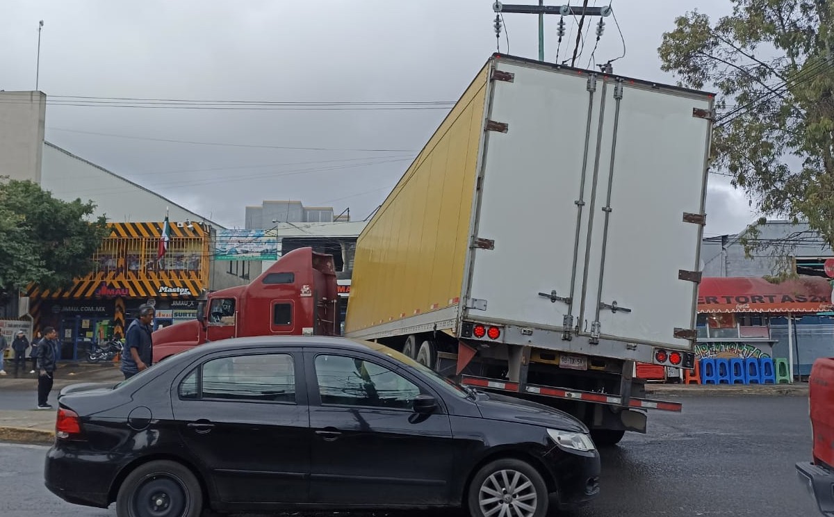 El tráiler afectó la vialidad | Especial