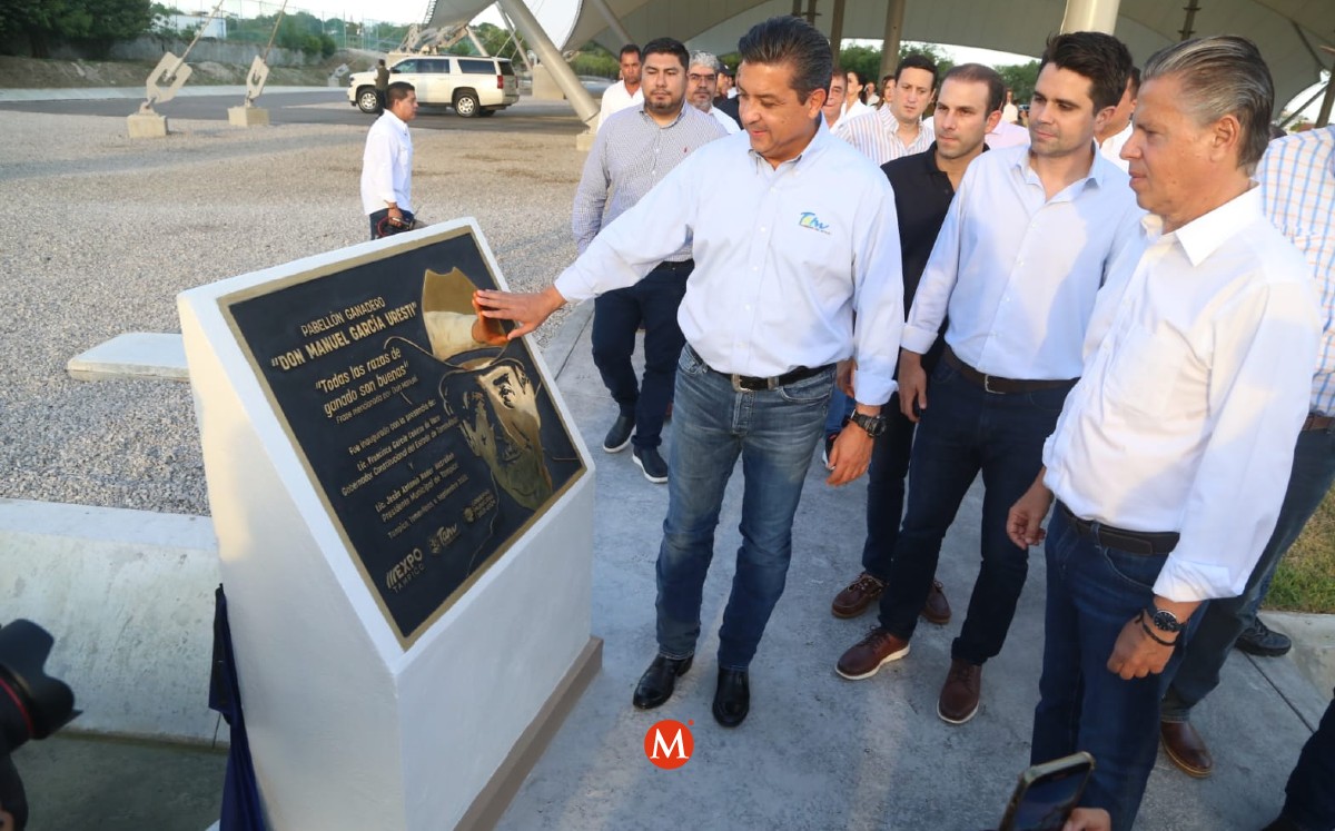 Francisco García Cabeza de Vaca devela placa en el Pabellón Ganadero de Tampico. (Yazmín Sánchez)