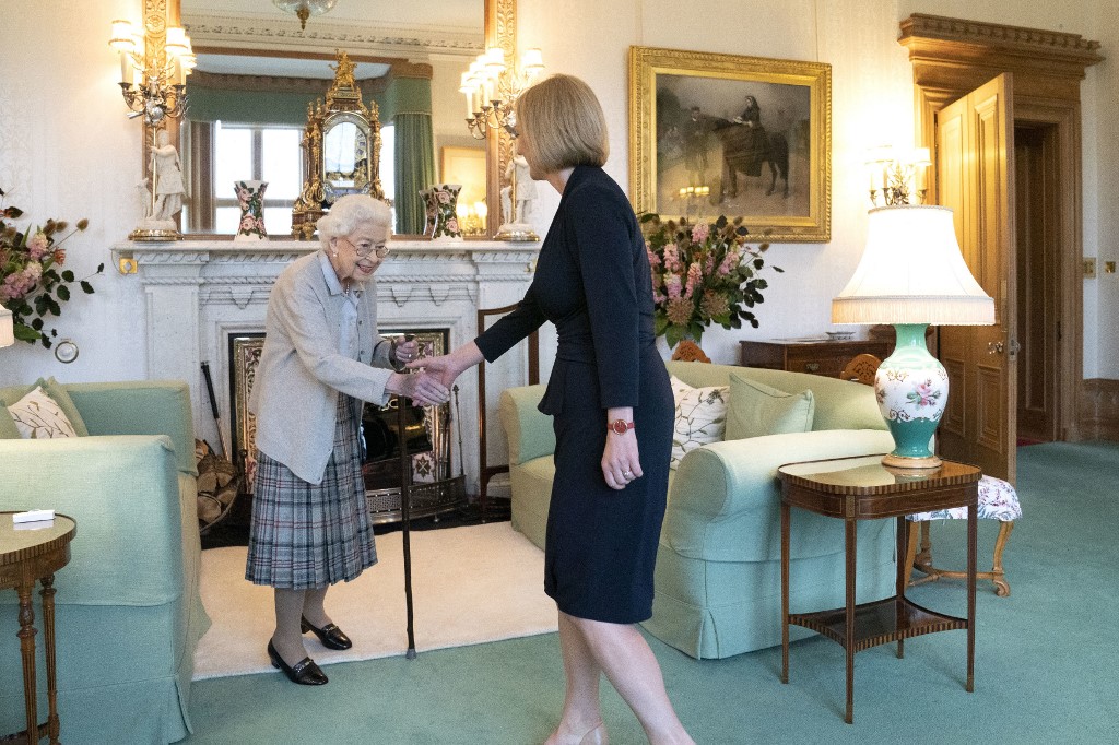 Liz Truss junto con la difunta reina Isabel II. (AFP)