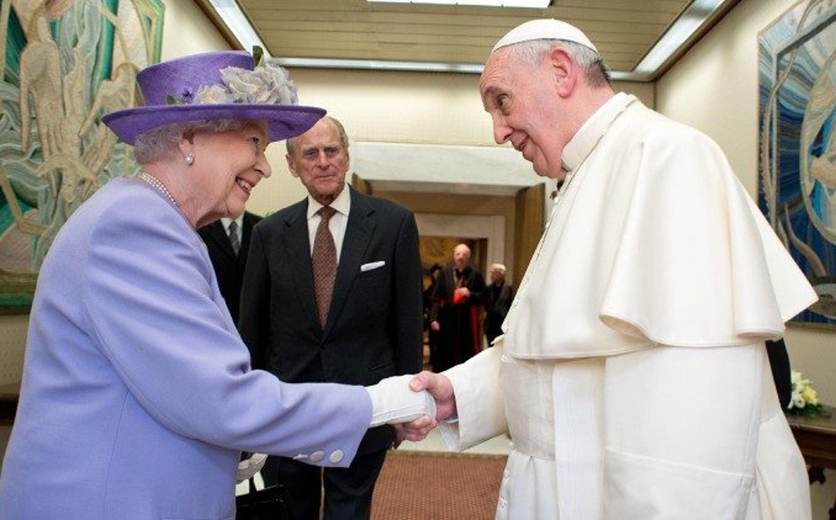 El Papa Francisco y la reina Isabel II se reunieron por última vez en 2014. | Vatican News