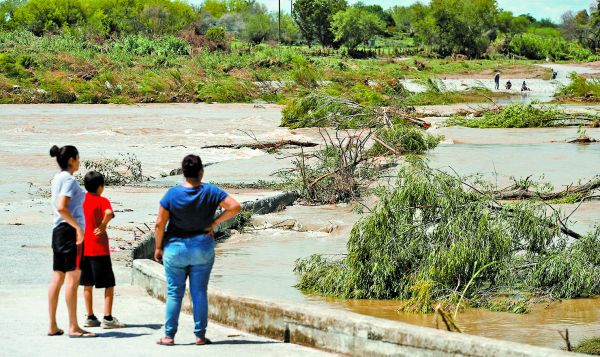 Pobladores observan la crecida de un río en la población de Soledad Herrera, Nuevo León. Reuters