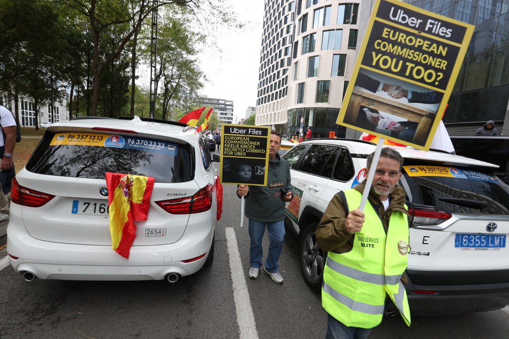 Varios taxistas protestaron en Bruselas en contra de Uber. (AFP)