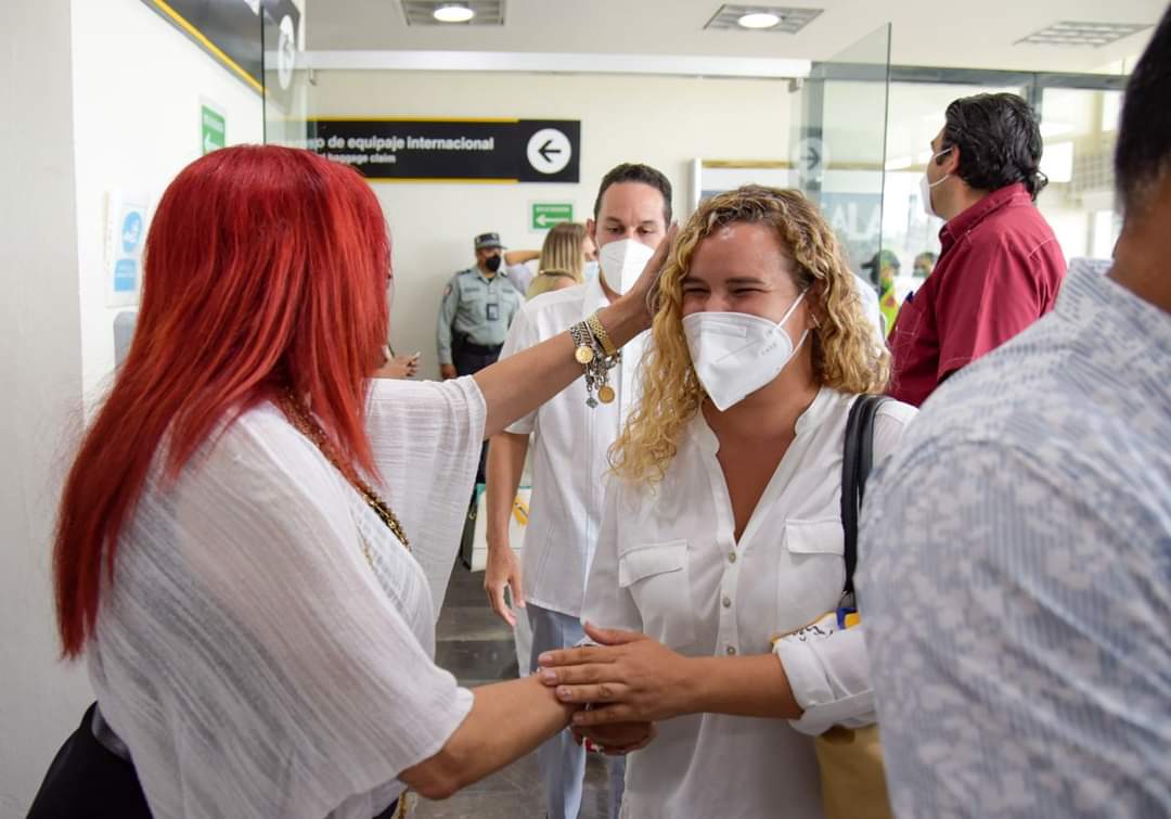 La gobernadora de Campeche recibió a los médicos cubanos en el aeropuerto Acuña Ongay | Especial