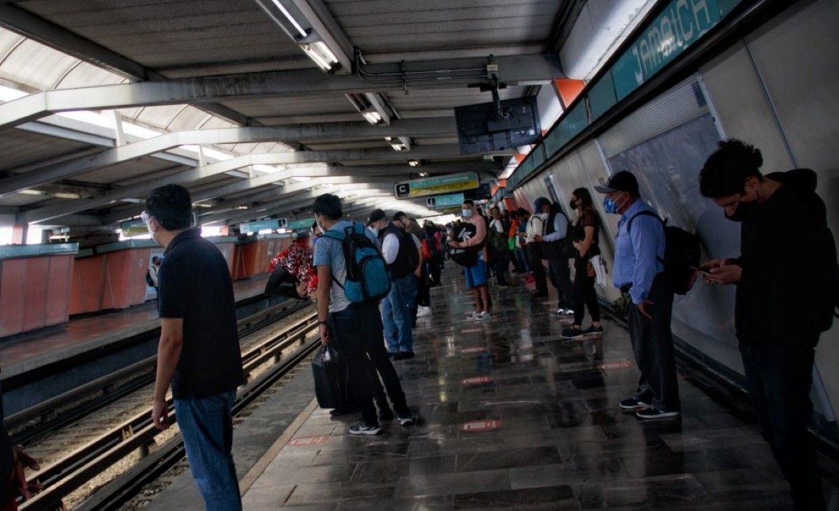 El hombre bajó a las vías de la estación Jamaica para rescatar a un perro. | Cuartoscuro