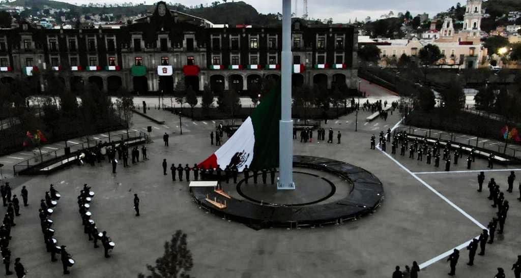 "La Plaza Mártires tiene nueva asta bandera" | Especial.