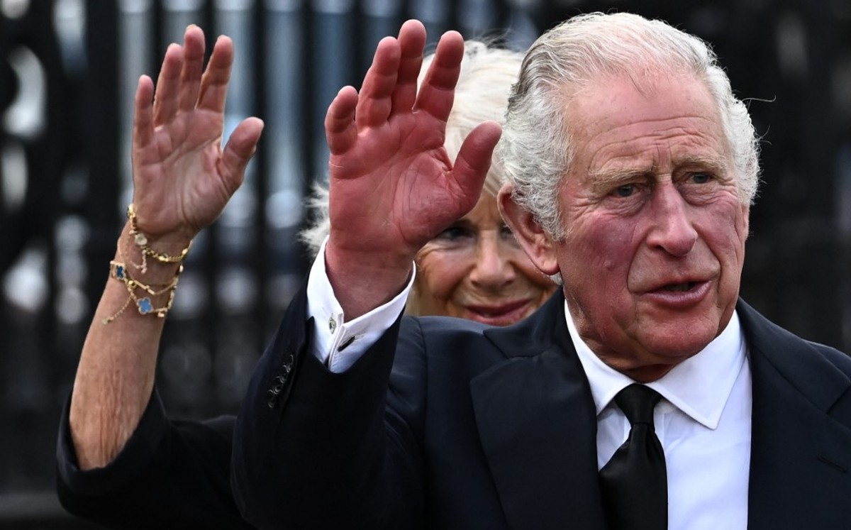 El rey Carlos III y la reina consorte Camilia, en su llegada al palacio de Buckingham. / AFP