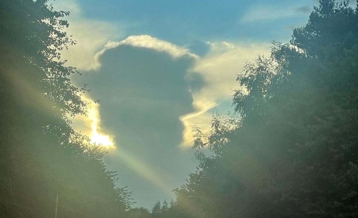 Una usuaria de Facebook también tomó una foto de una nube con la silueta de la reina. | Facebook