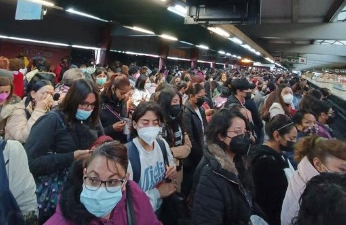 Los usuarios reportaron aglomeraciones en la estación Indios Verdes. | Twitter @MarianaVPacheco