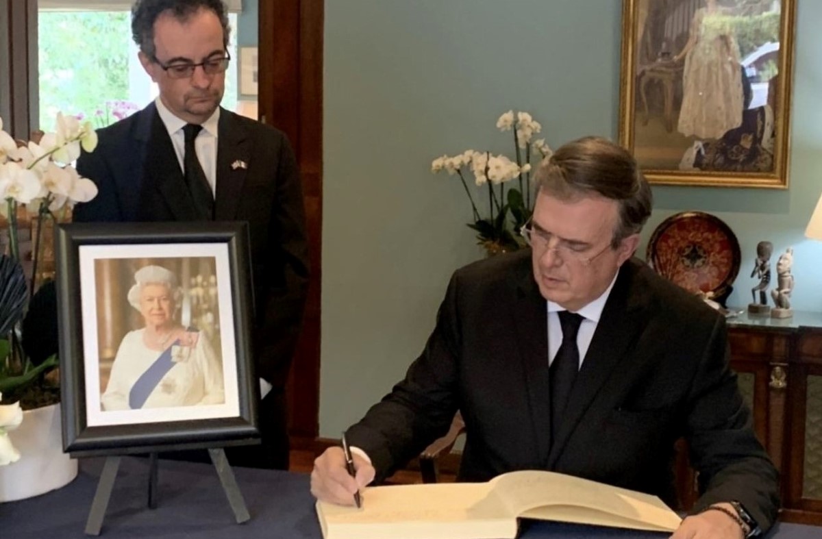 Ebrard informó que hoy visitó la embajada de Gran Bretaña en México para firmar el libro. | Twitter Marcel Ebrard