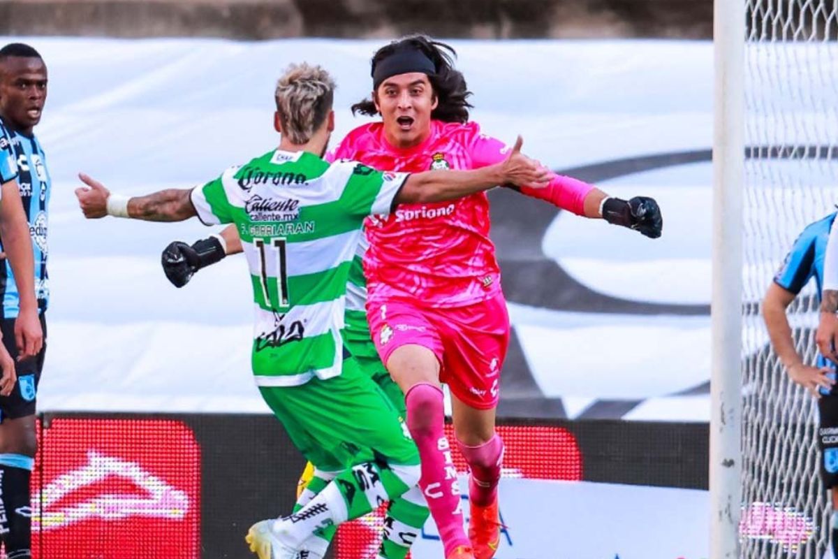 El guardameta y capitán santista fue felicitado por sus compañeros y cuerpo técnico. (Especial)