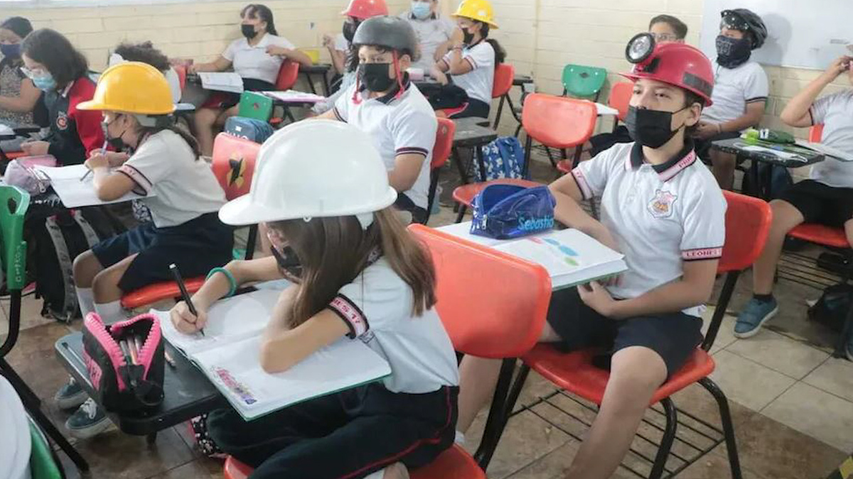 Niños asisten a clases con casco ante riesgo que colapse techo en Monterrey