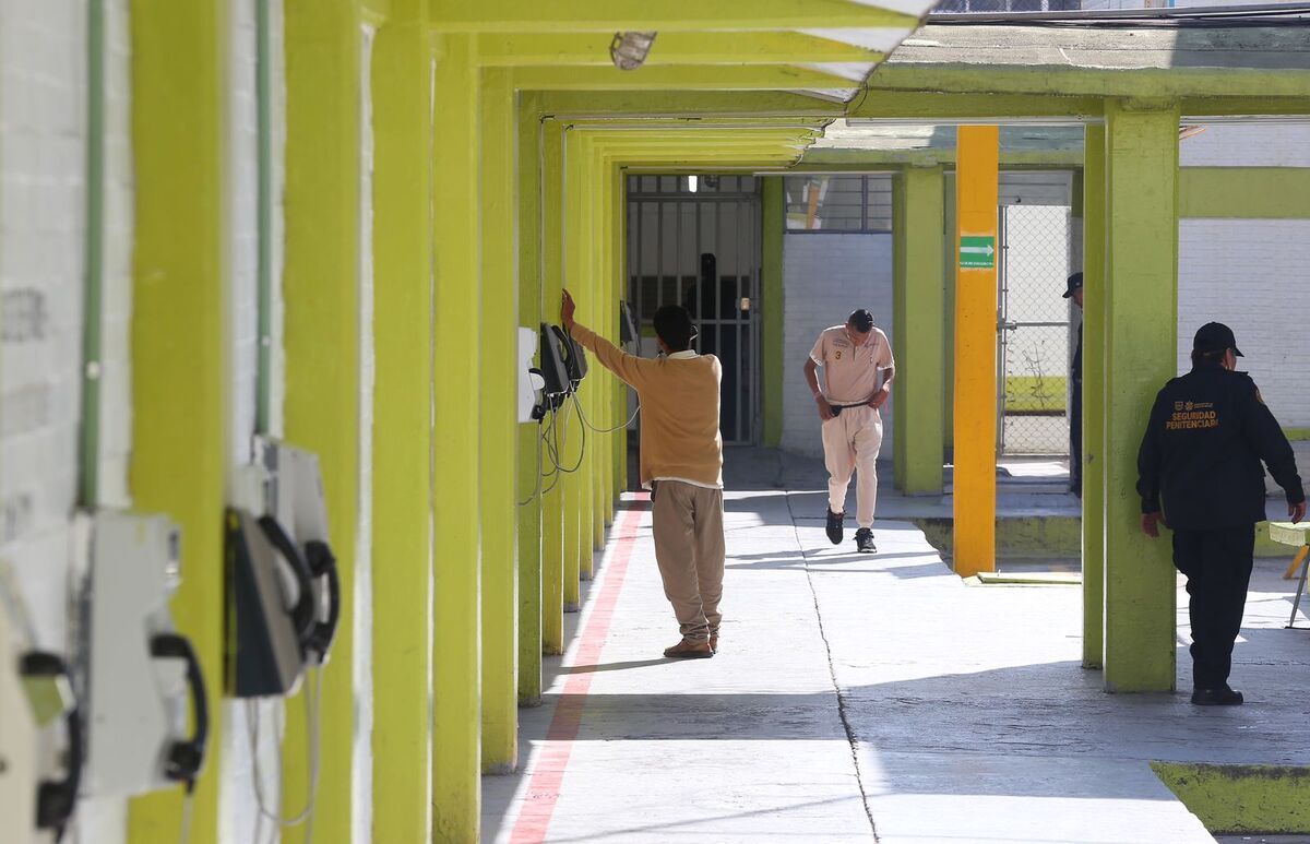 Reclusos hablando por teléfono