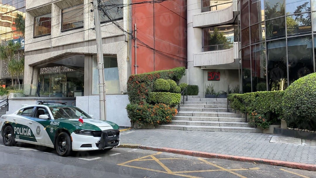 Reportes preliminares señalan que el hombre pudo arrojarse desde la azotea del edificio. (Jorge Becerril)