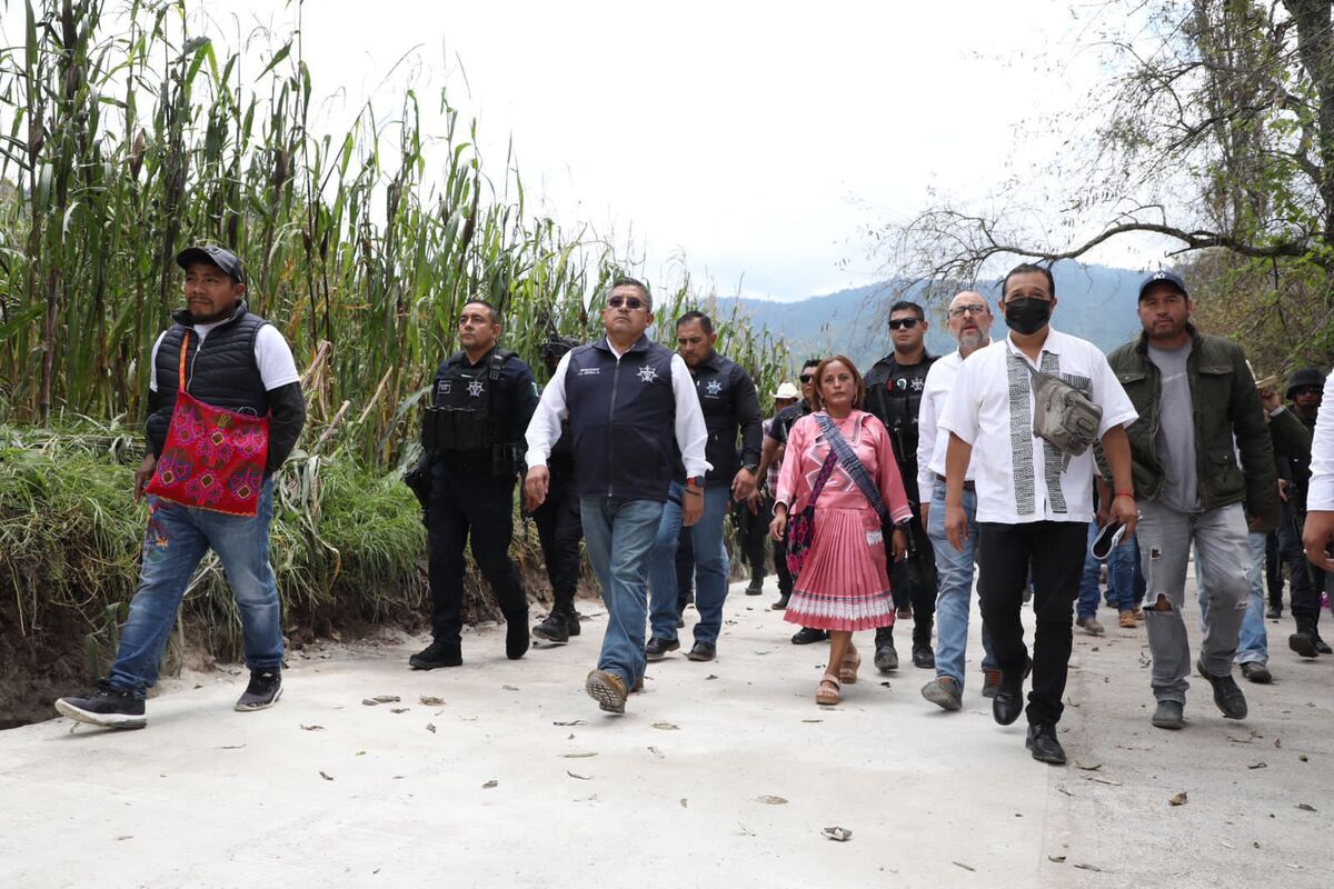 Los representantes comunales y las autoridades estatales y federales recorrieron los puntos en los que se desactivaron las barricadas. (Especial)