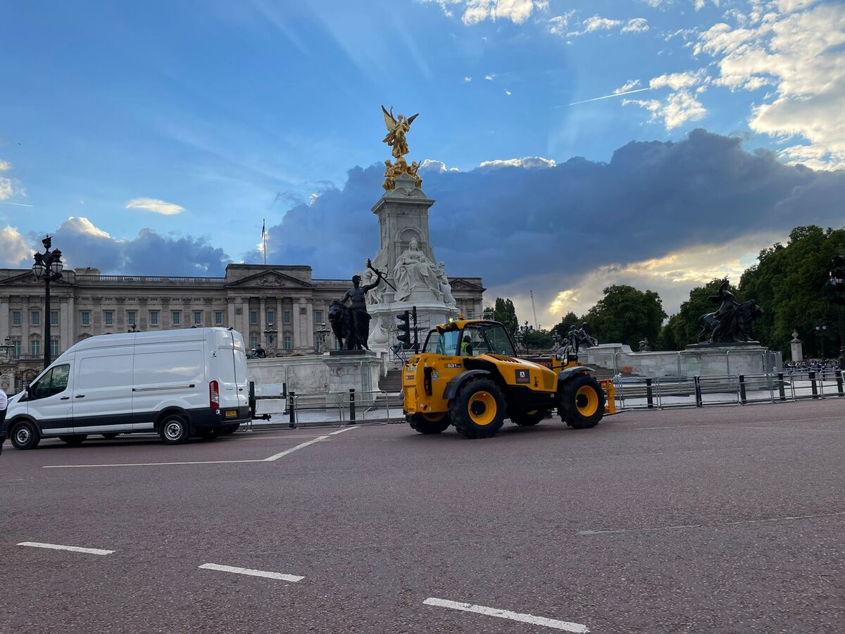 Trabajadores limpiaron los alrededores del Palacio de Buckingham. | José Antonio Belmont