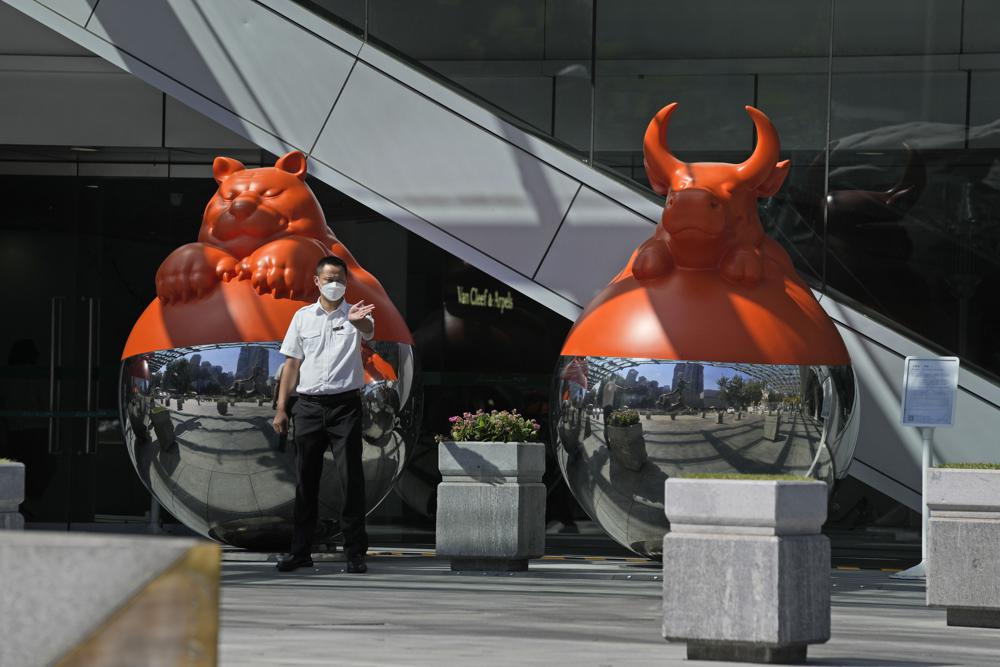 China aísla a estudiantes universitarios por brote de covid | AP