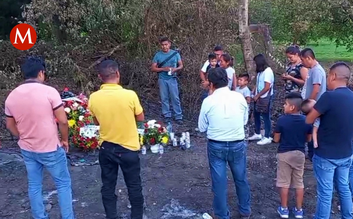 Familiares recuerdan a sus difuntos; colocan flores y velas en sitio del accidente