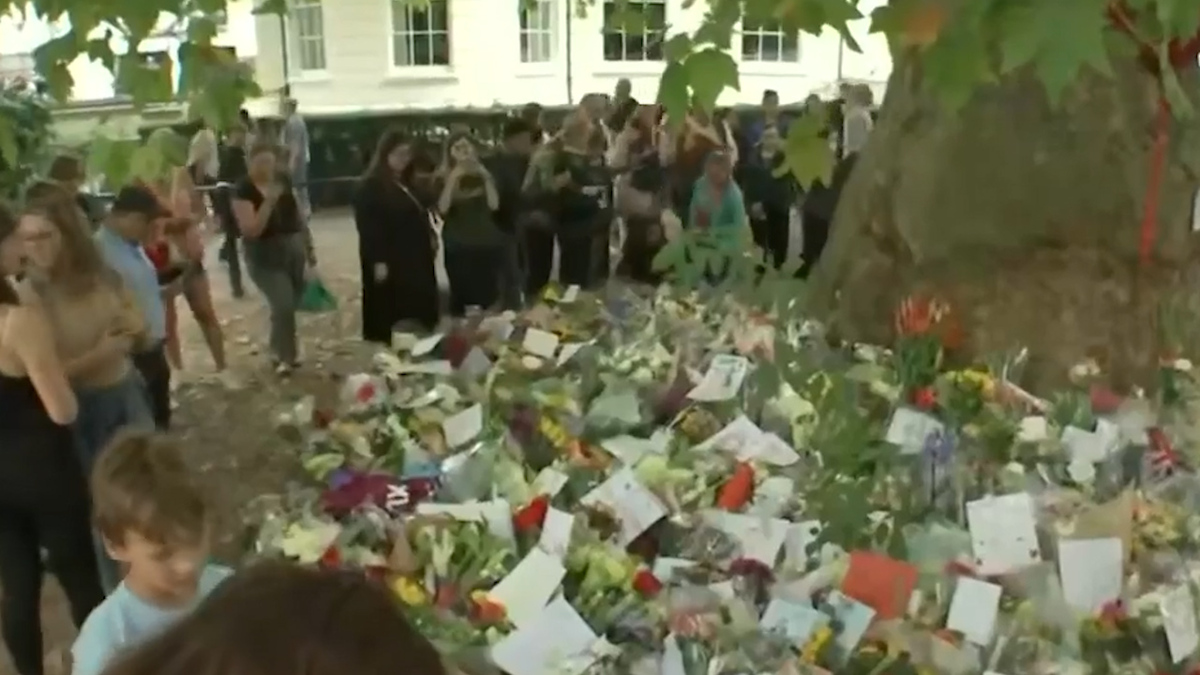 Honran a Isabel II con altares de flores en inmediaciones del Palacio de Buckingham