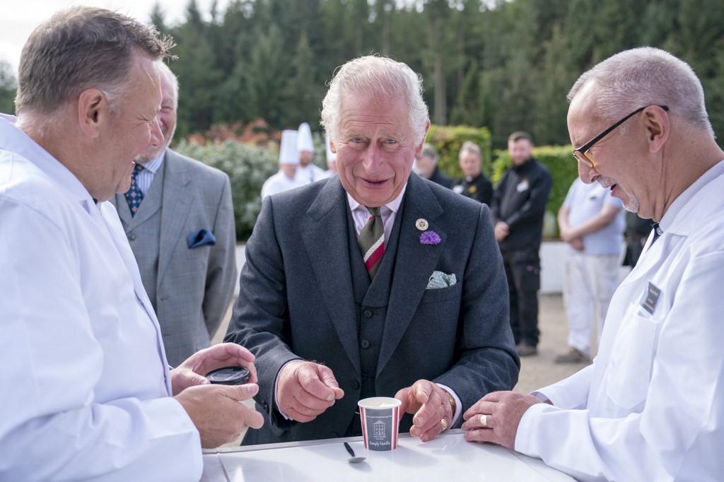 El rey Carlos III fue considerado en 2009 como el hombre mejor vestido del mundo. (AFP)