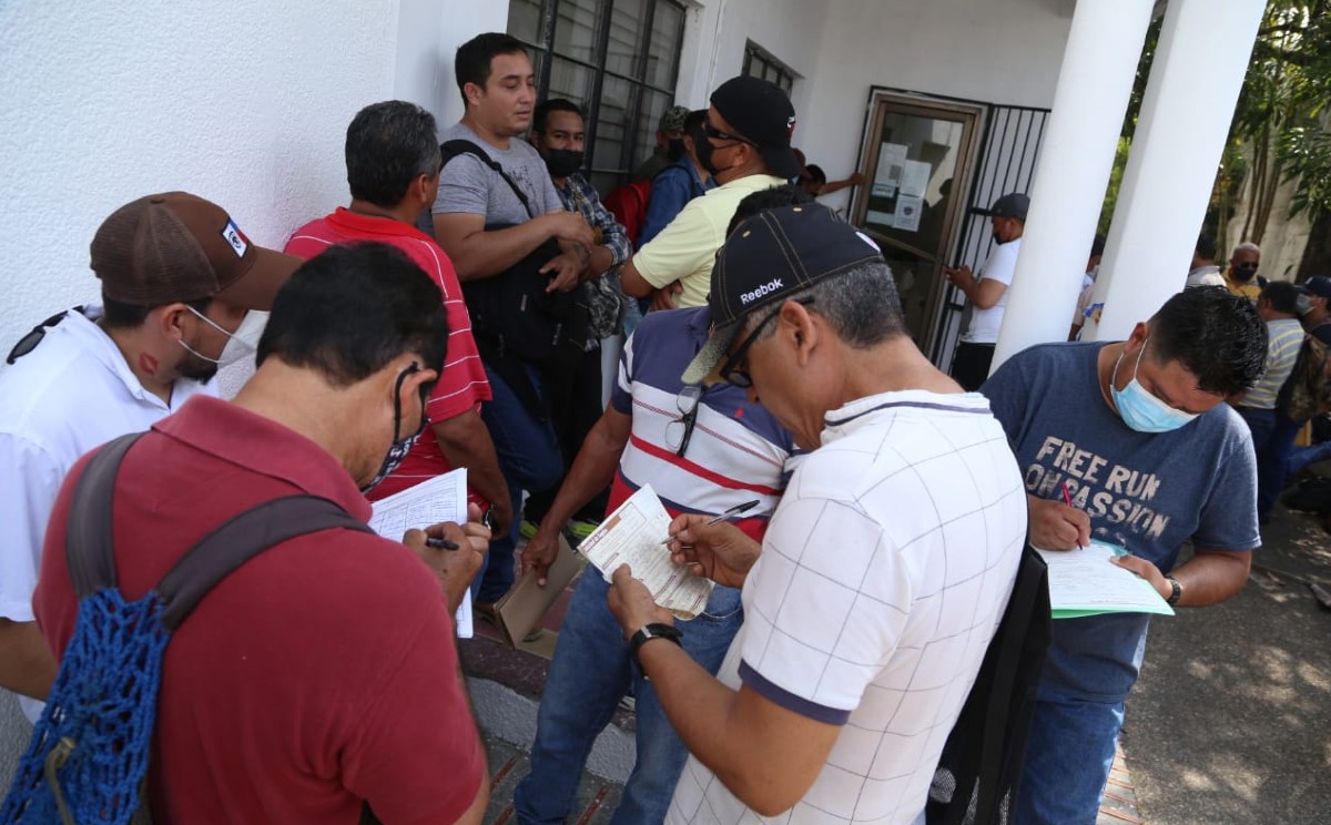 Trabajadores de la industria metalmecánica de Tampico buscan trabajo. | Foto: Yazmín Sánchez