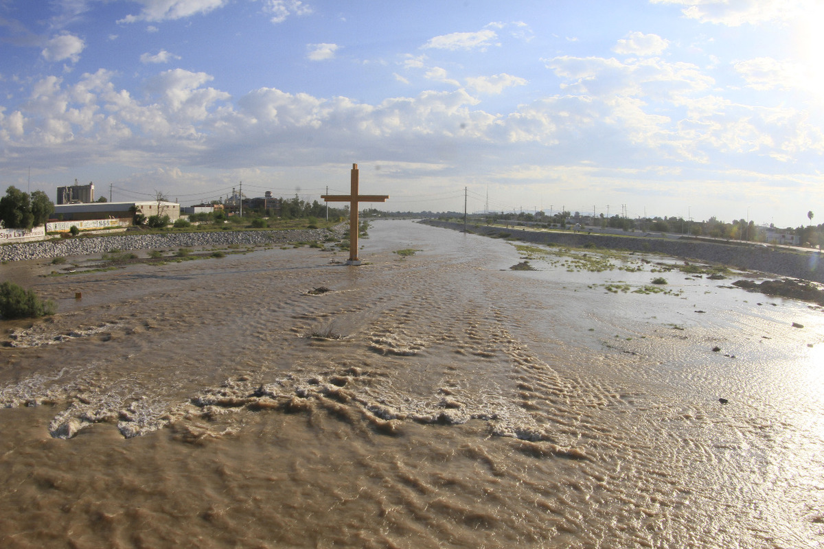 El agua llegó al Puente Plateado de Torreón en la madrugada del domingo. (Rolando Riestra)