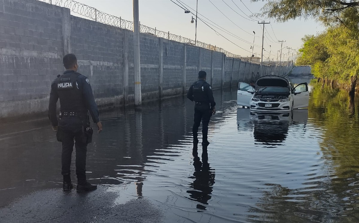 Auto queda varado en calle inundada de Apodaca, Nuevo León- Grupo Milenio