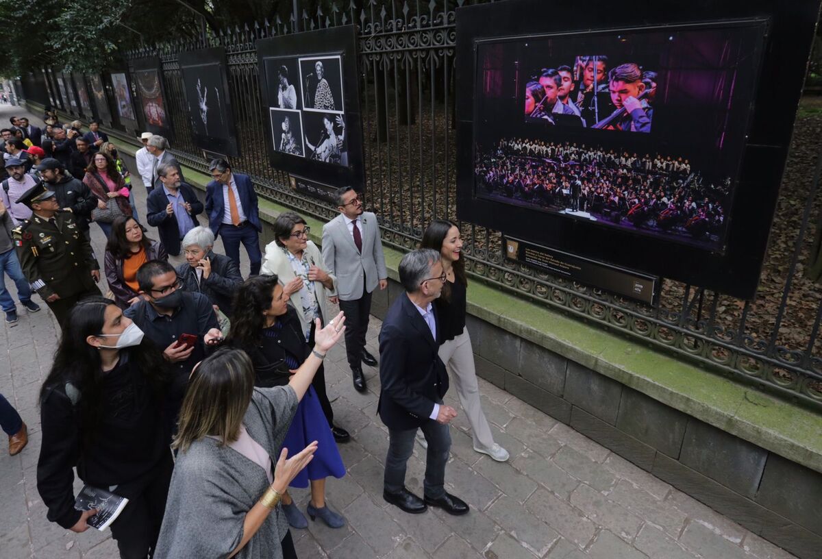 Autoridades recorren las rejas de Chapultepec en la inauguración de la muestra. (Foto: Ariel Ojeda)