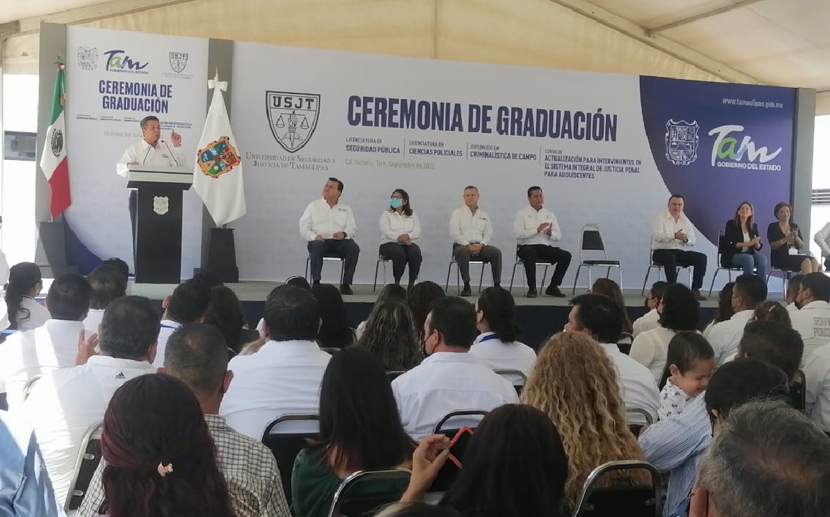 Cabeza de Vaca preside ceremonia de graduación de policías de Tamaulipas. (Antonio Hernández)