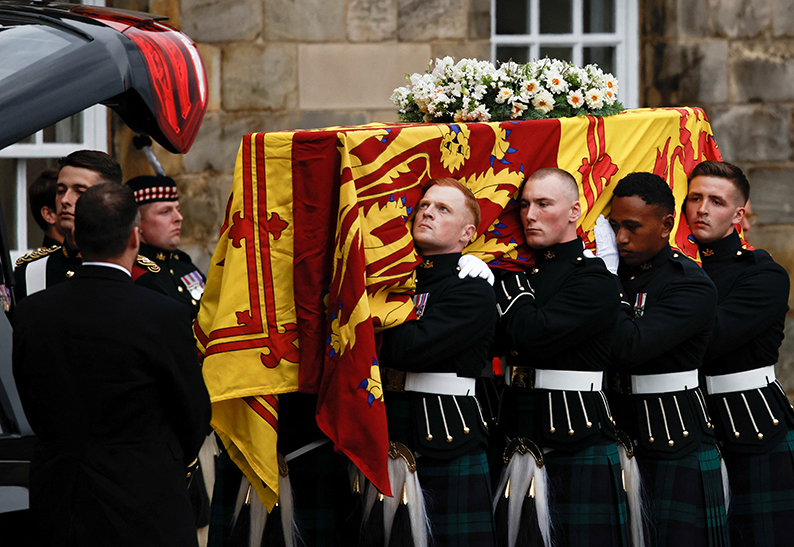 El coche fúnebre llegando al Palacio de Holyroodhouse en Edimburgo, Escocia. |Reuters