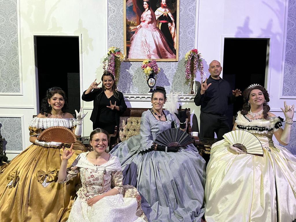 Su trabajo consiste en entender una pieza teatral para poder transmitirla al público sordo, porque no es simplemente hacer una traducción literal. (Fo