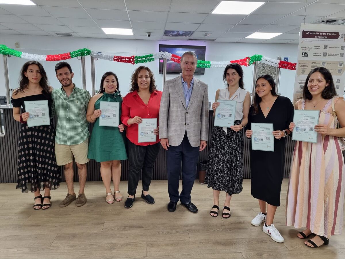 El embajador Quirino Ordaz Coppel entregó los documentos a mexicanos en España. | Embamex