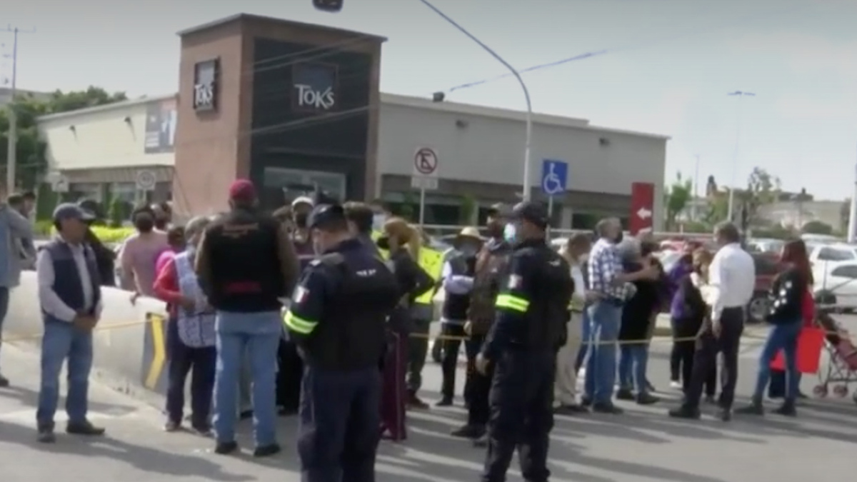 Habitantes de Ecatepec bloquean avenida para exigir agua potable