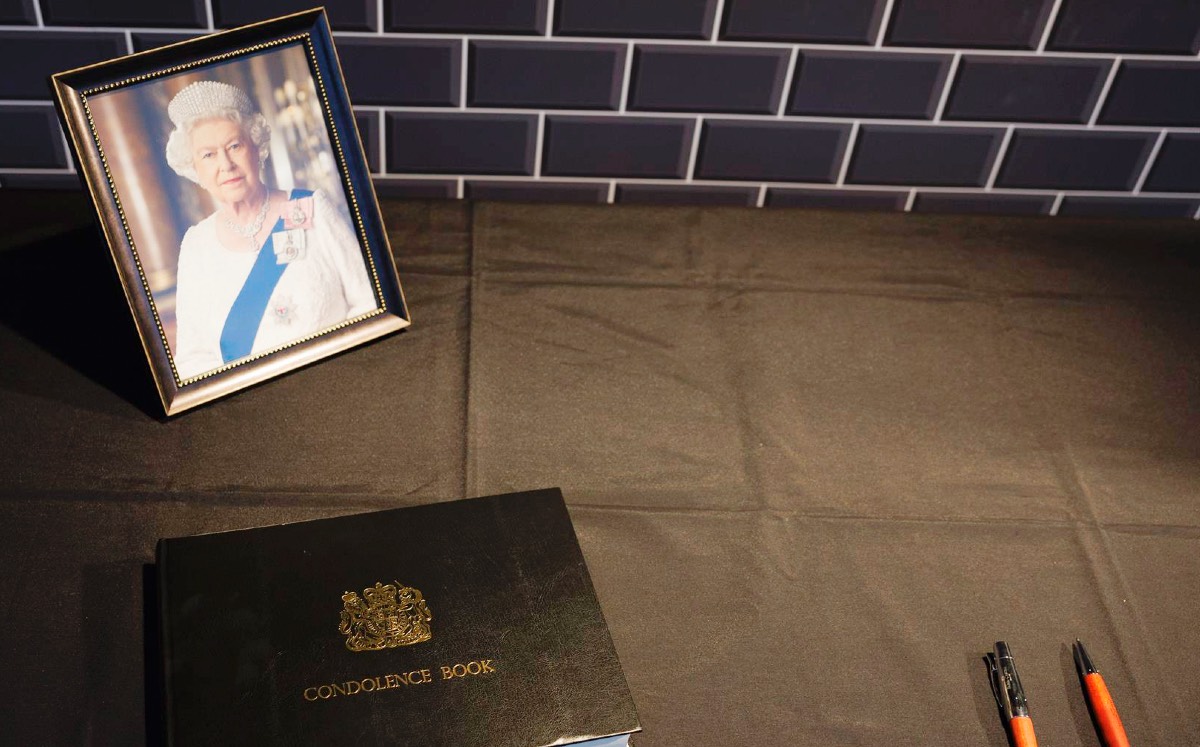 En este libro de condolencias puedes dejarle un mensaje a la reina Isabel II| EFE
