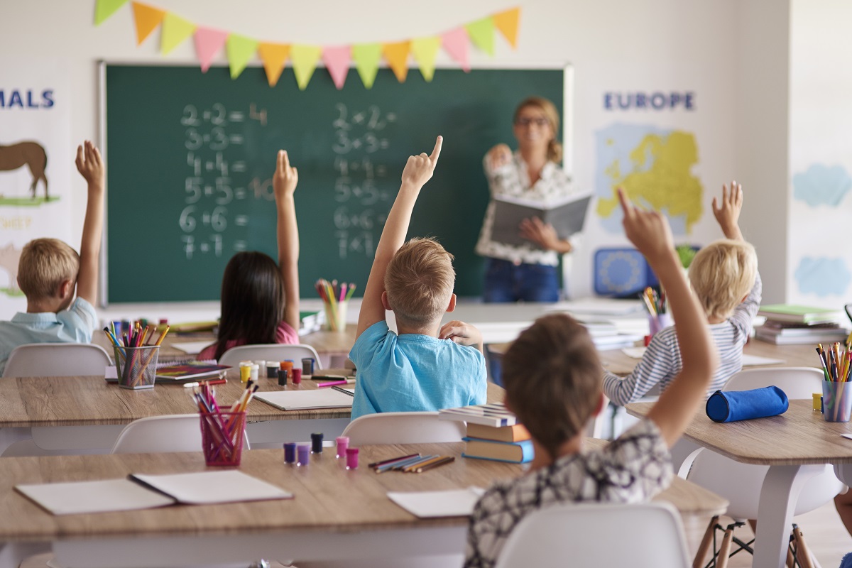 La mayoría de los niños buscan prestar atención a sus maestros. (freepik.es)