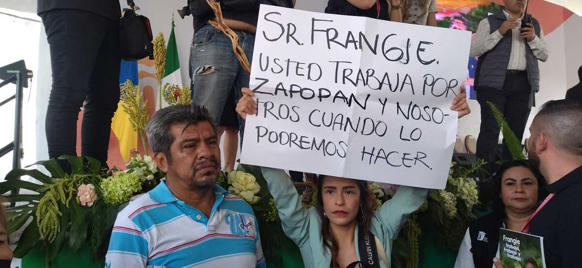 Tres personas protestan durante primer informe de gobierno de Frangie (Diana Barajas)