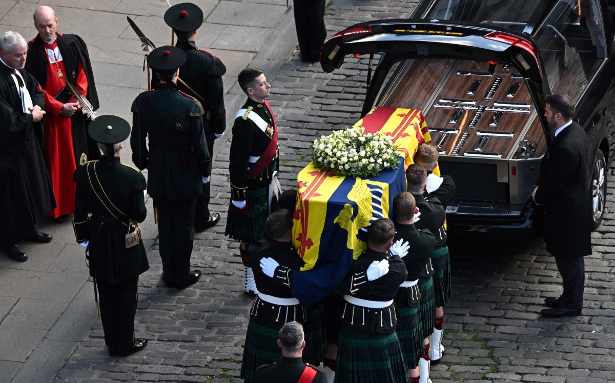 Reina Isabel es trasladadas a la catedral de Saint Giles | AFP