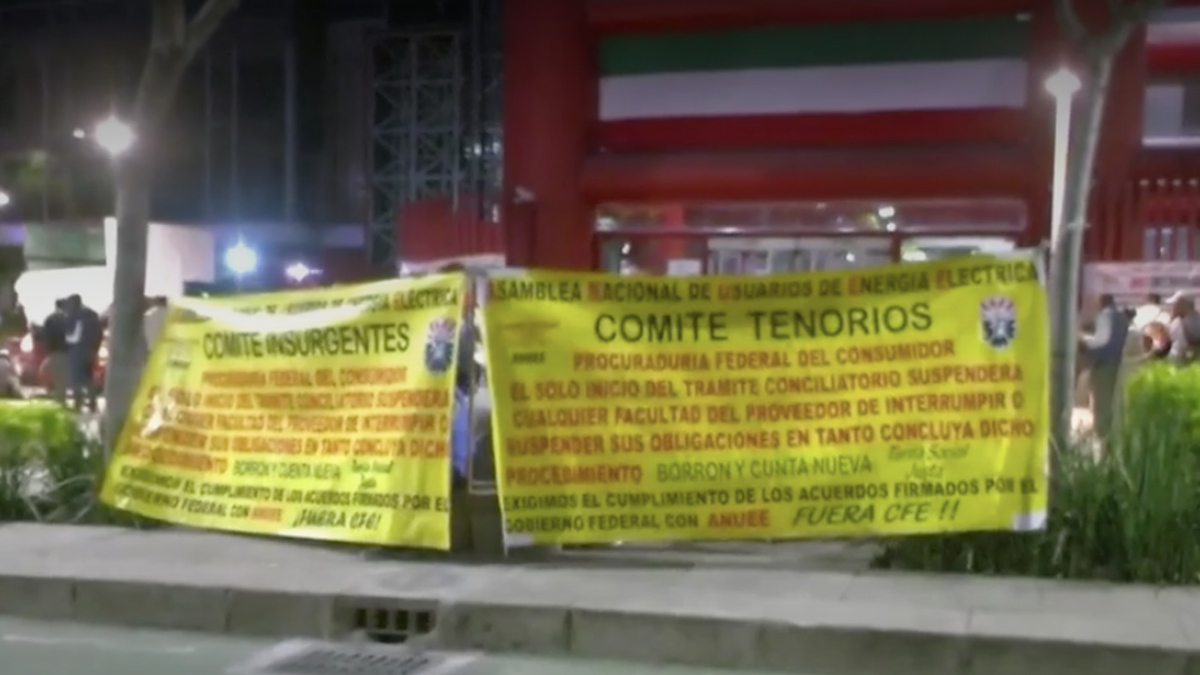 Trabajadores del SME se manifiestan frente al edificio de la CFE por incumplimiento en acuerdo