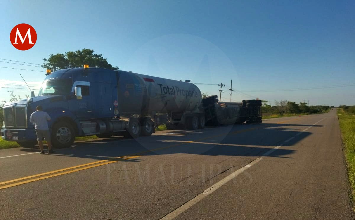 Tráiler se vuelca sobre carretera Manuel-Aldama