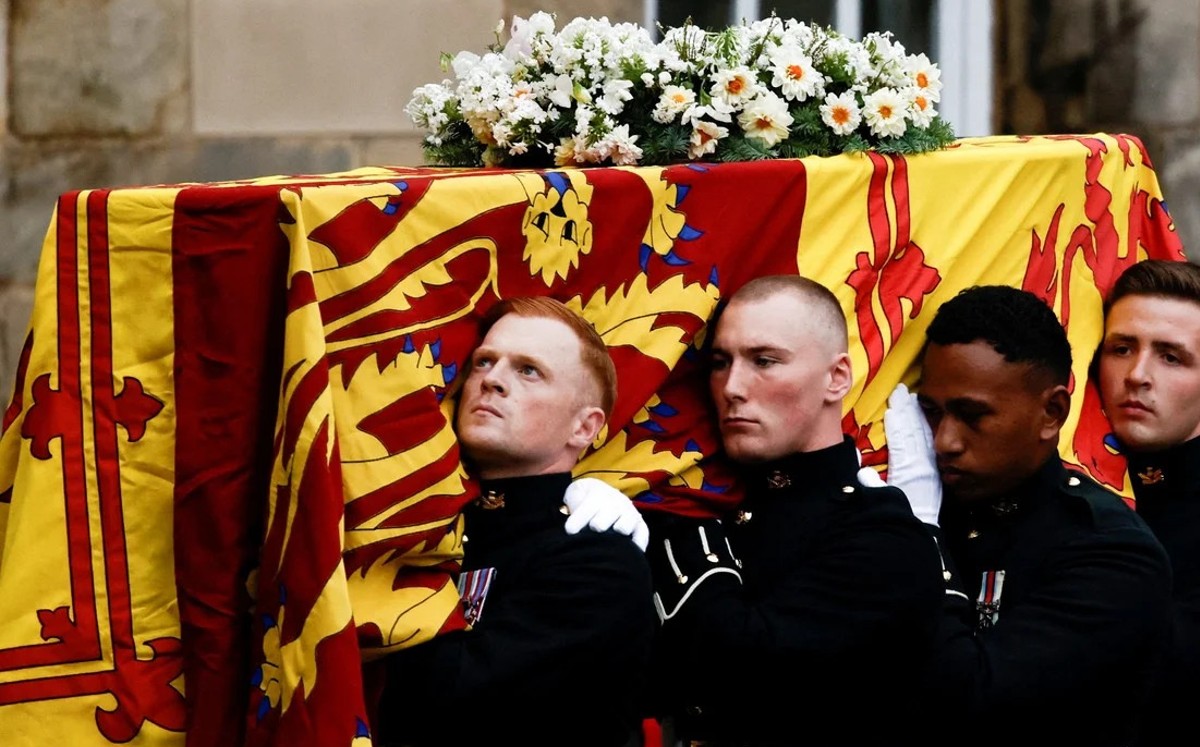 Trasladan féretro de la reina Isabel II (Reuters).