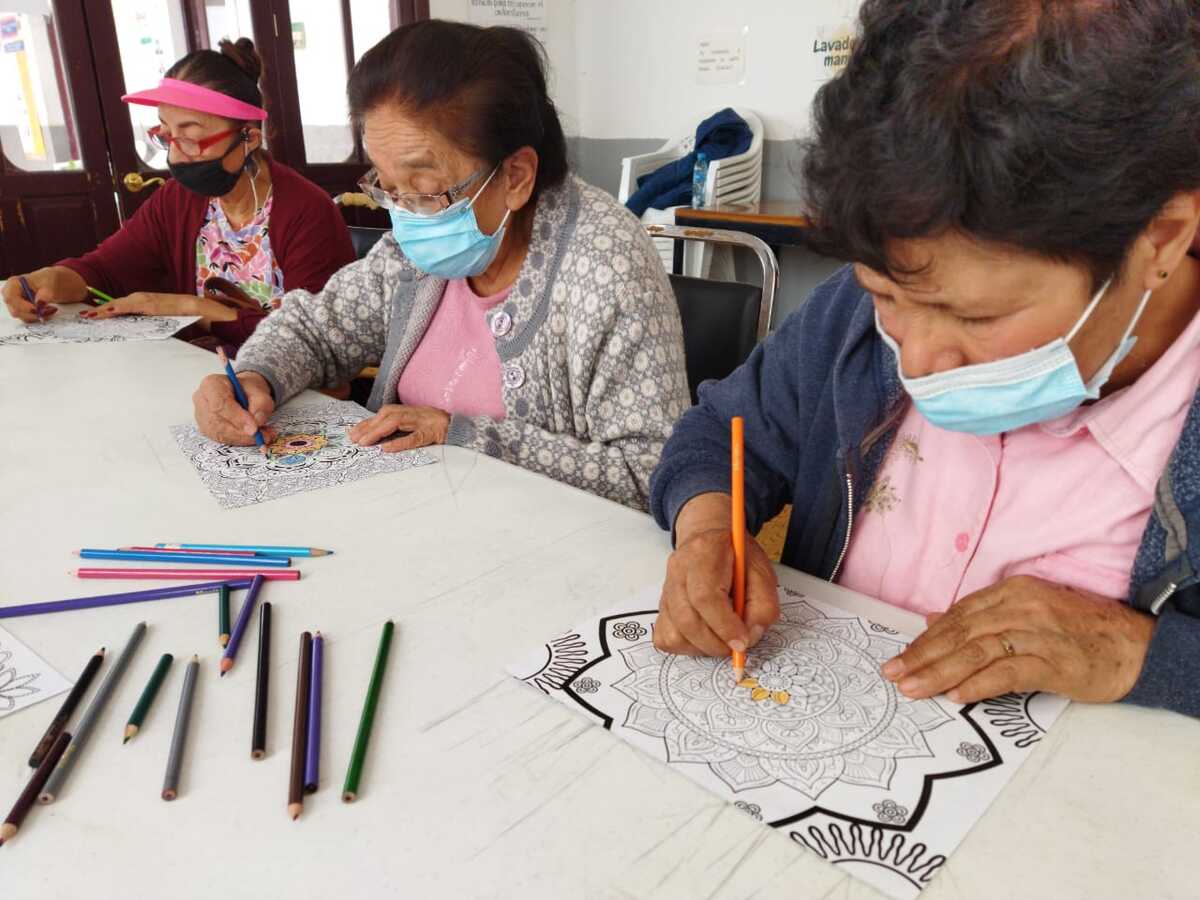 Parte de las actividades del club INAPAM es pintar mandalas (Elizabeth Hernández)